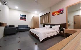 Oyo 893 Hotel Seven Ahmedabad